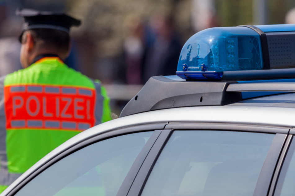 Unfall zwischen BMW und Fahrrad wird zwei Polizisten um ein Haar zum Verhängnis
