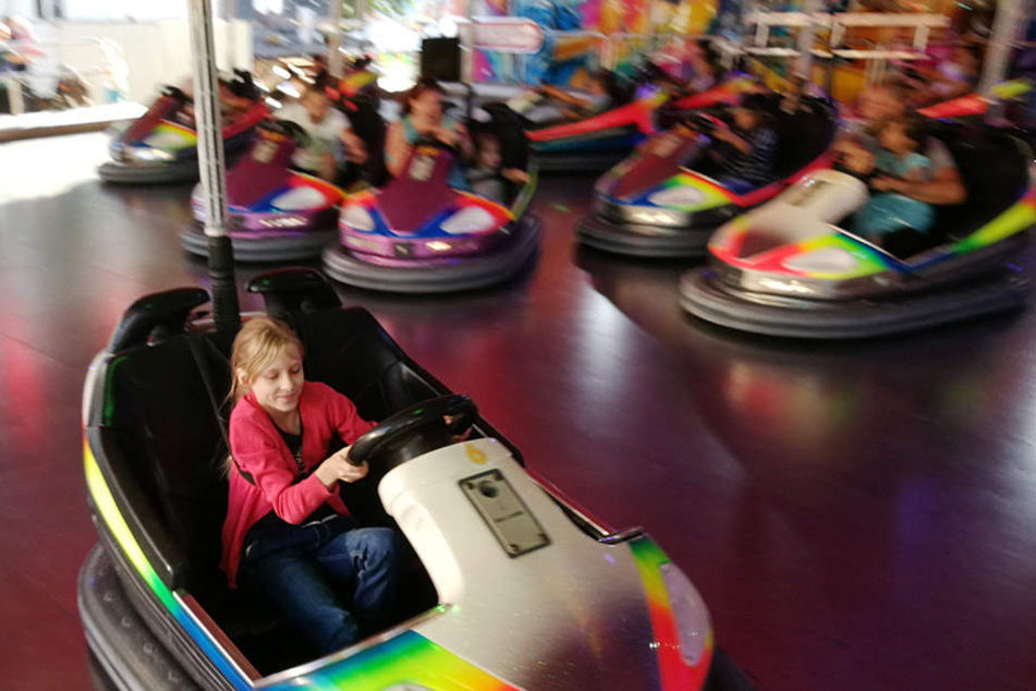 Clara (12) gefällt der Klassiker: Sie dreht im Autoscooter ihre Runden.