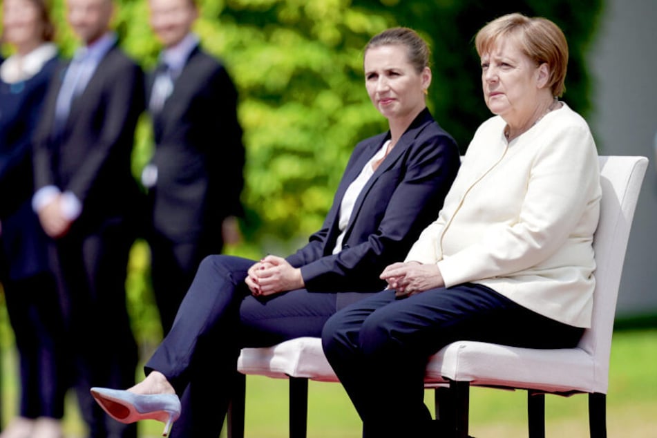 Nach drittem Zitteranfall: Merkel absolviert Begrüßung im Sitzen