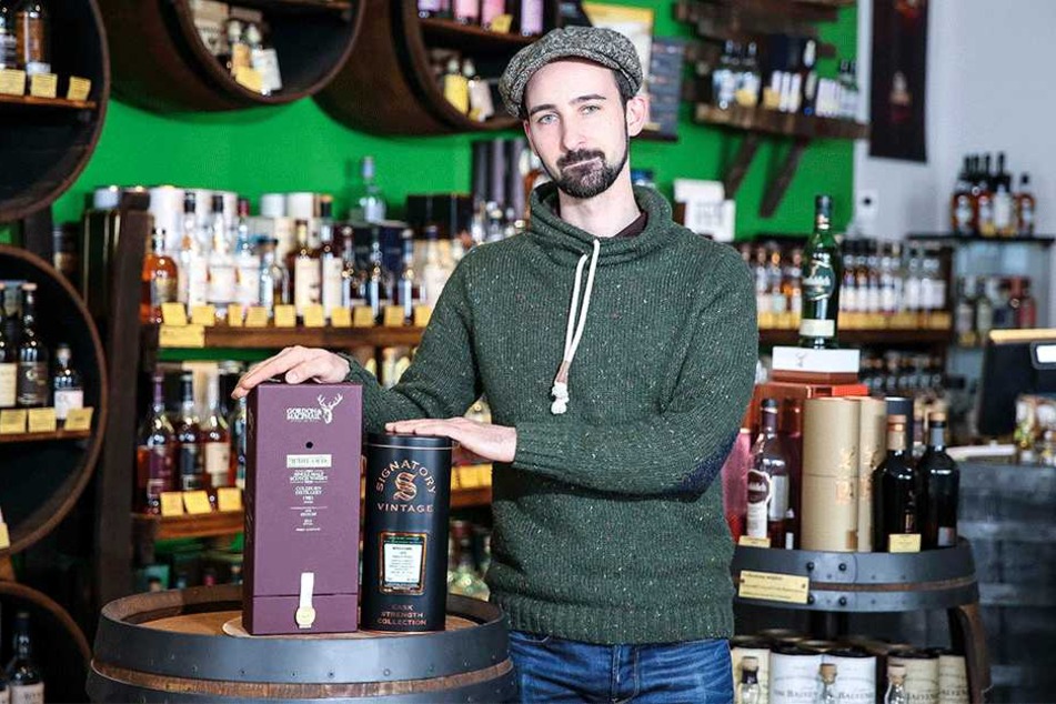 Chef Roy Arnold (31) zeigt die zurückgelassenen Packungen aus längst geschlossenen Brennereien.