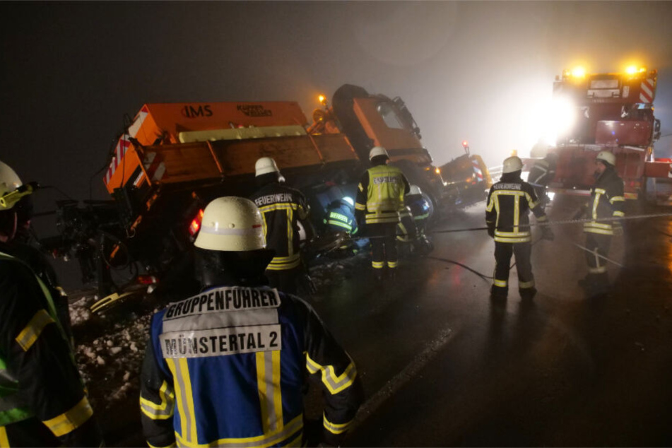 Bislang konnte der verunglückte Laster nicht geborgen werden.