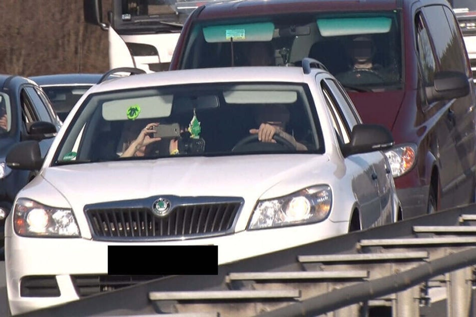 Durch Gaffer, die mit dem Smartphone filmen, kommt es häufig zu weiteren Unfällen. Hier eine Szene auf der A 4 bei Ohorn.