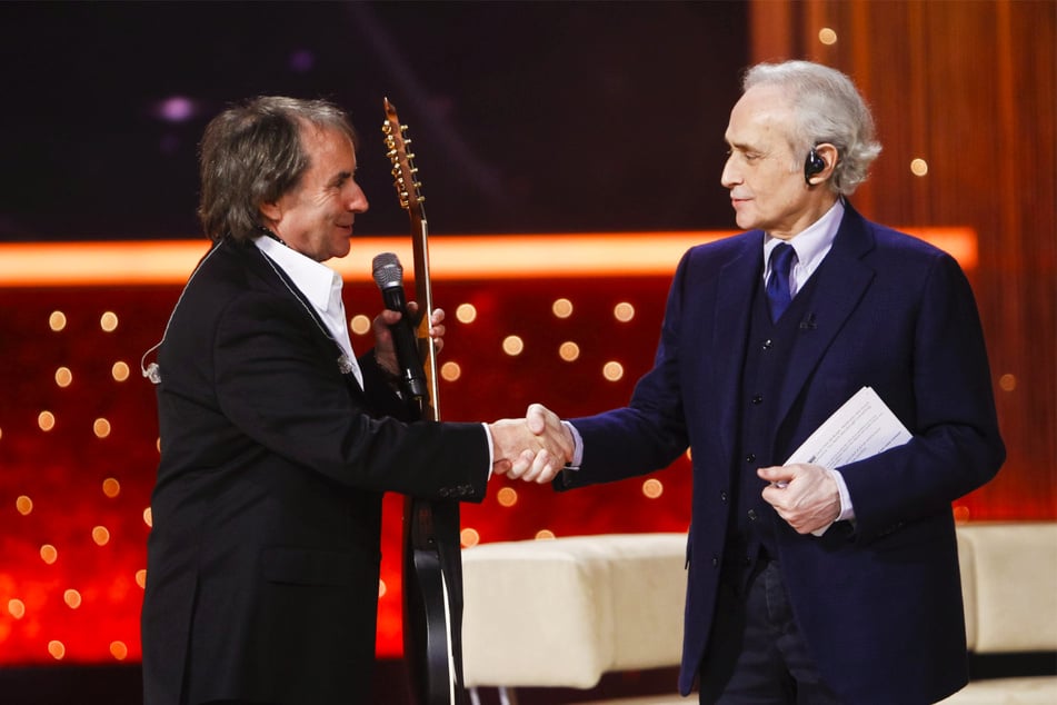 Chris de Burgh (77) ist bereits zum 10. Mal dabei. Er tritt bei der Spendengala auf und sitzt am Spendentelefon.