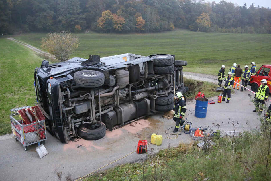 Die Feuerwehr musste die auslaufenden Betriebsstoffe binden.