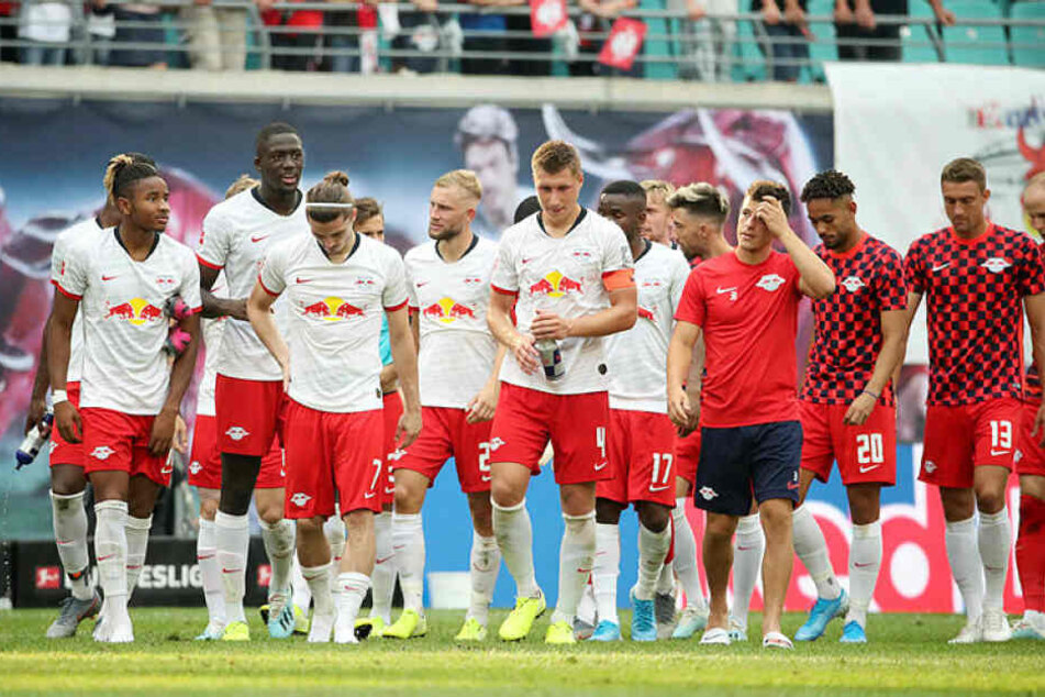 Ein wenig hingen die Köpfe der Roten Bullen trotz des 2:1-Erfolges gegen Eintracht Frankfurt.