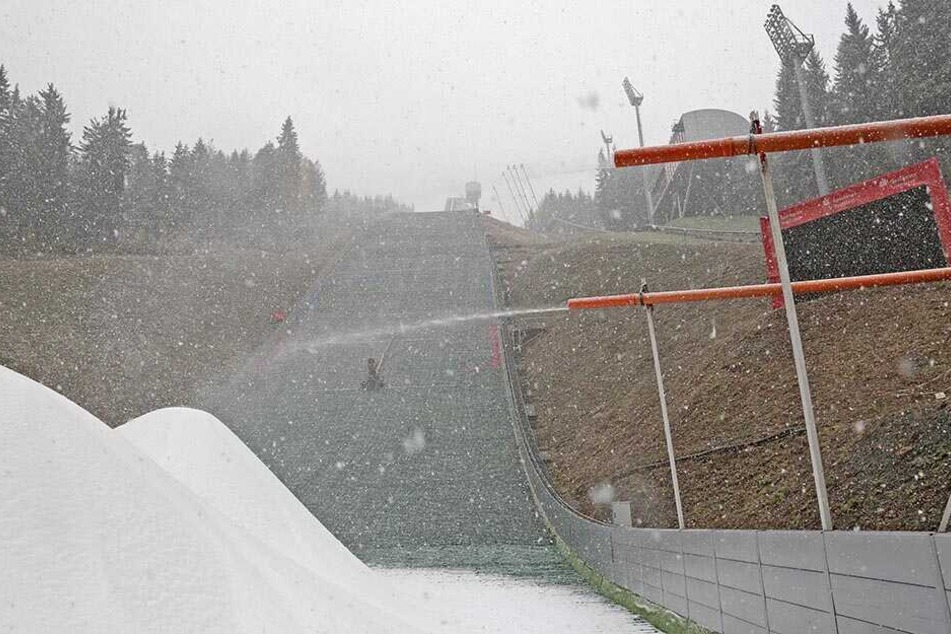 2016 musste vor dem Weltcup Kunstschnee produziert werden, weil Frau Holle ihre Arbeit verweigerte. Dieses Jahr nutzt der VSC Klingenthal sein Schneedepot.