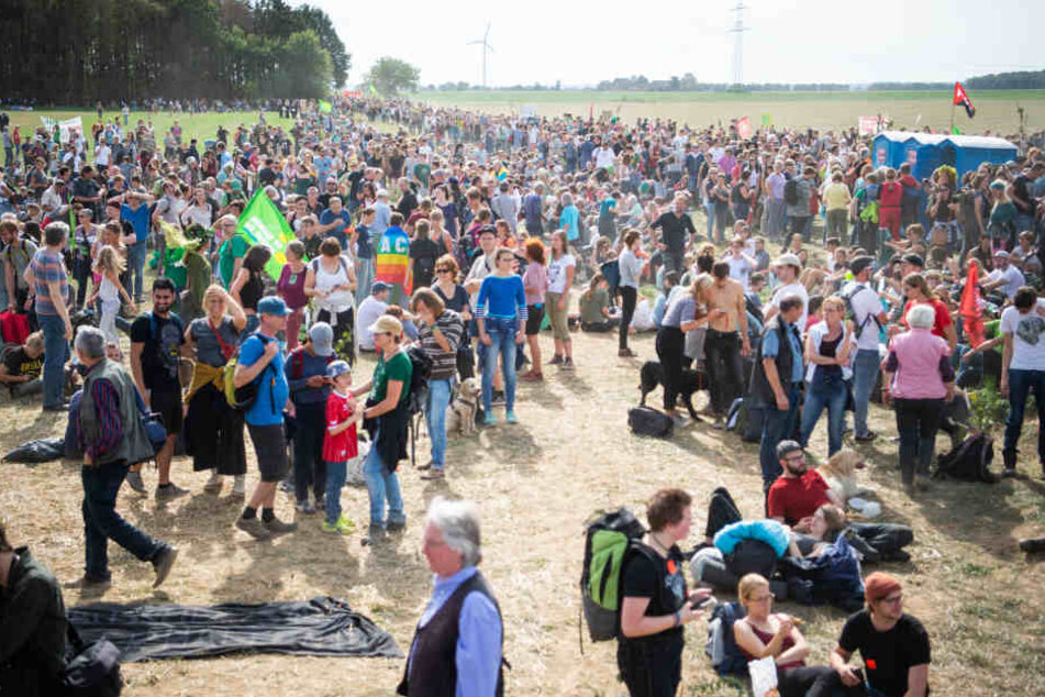 Teilnehmer einer Demonstration am 16. September gegen die Rodung des Waldes gehen am Hambacher Forst über ein Feld.