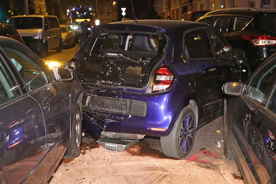 Alle drei Fahrzeuge wurden bei dem Unfall erheblich beschädigt.