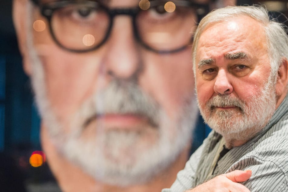 Starfriseur Udo Walz sitzt am 07.02.2017 in seinem Friseursalon in Berlin vor einem Portrait von sich.