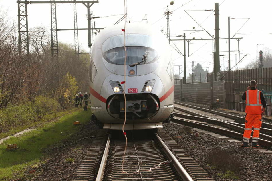In der Nähe des Düsseldorfer Hauptbahnhofs war die Oberleitung abgerissen.