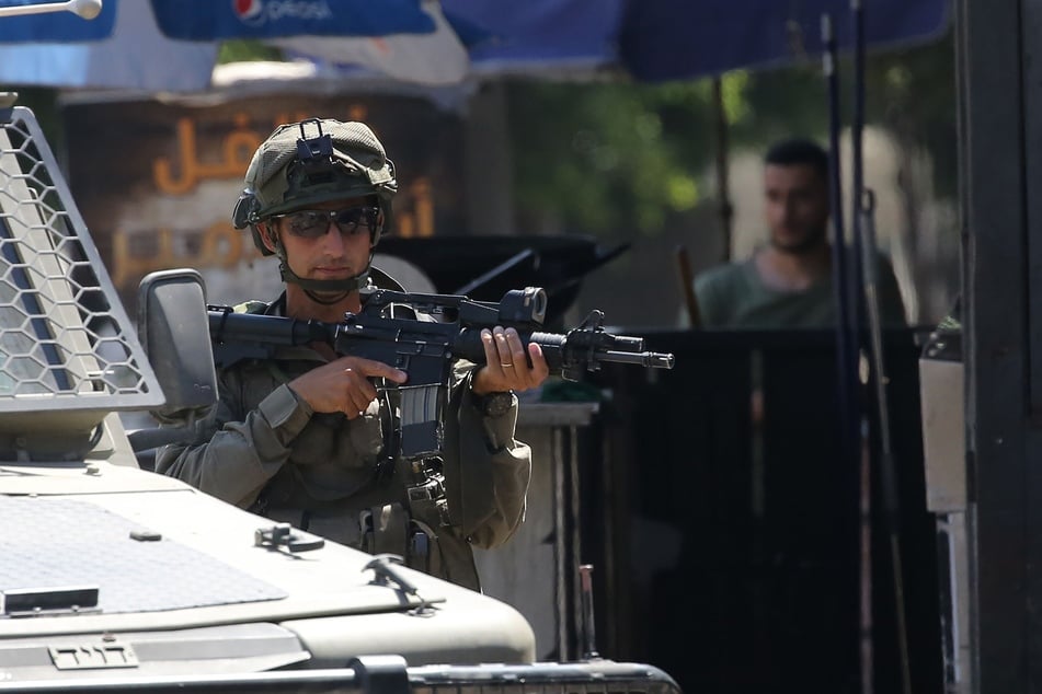 Israelische Soldaten schützten den israelischen Abgeordneten bei dem Angriff. (Symbolfoto)