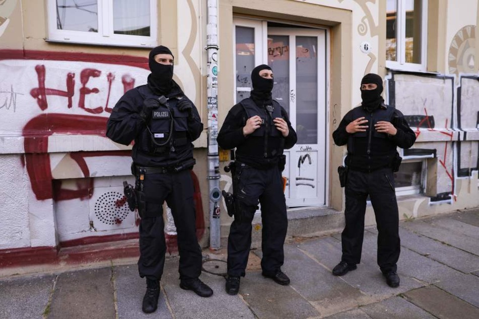 Bei Razzien in Leipzig und Hartha (Kreis Mittelsachsen) sind am Mittwochmorgen sechs Männer vorläufig festgenommen worden. (Symbolbild)