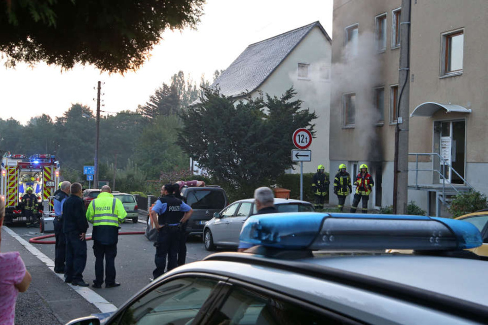 Am frühen Sonntagmorgen kam es im Keller des Glauchauer Mehrfamilienhauses zu drei Explosionen. Der mutmaßliche Täter wohnte früher hier.