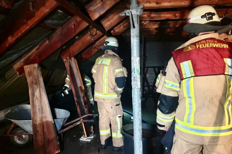 Die Feuerwehr musste außerdem zu einem frisch renovierten Haus in Zehlendorf ausrücken.