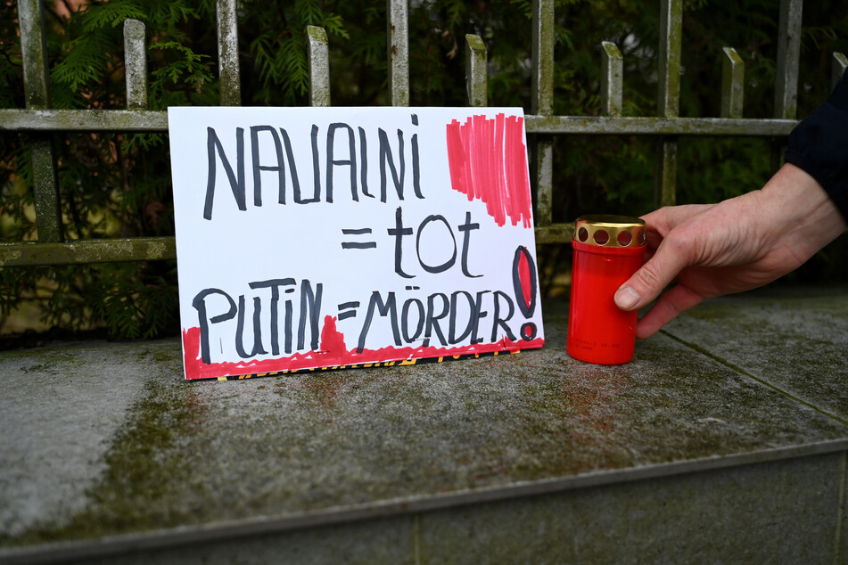 Auf einem Schild am ehemaligen Gebäude des mittlerweile geschlossenen russischen Generalkonsulats in Hamburg ist die Aufschrift "Navalni = tot, Putin = Mörder!" zu lesen.