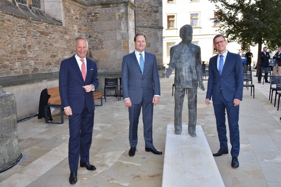 Das eingeweihte Denkmal mit Geschäftsführer Wilhelm Schmid (56, v.l.), Sohn Benjamin Lange und Bürgermeister Markus Dreßler (44).