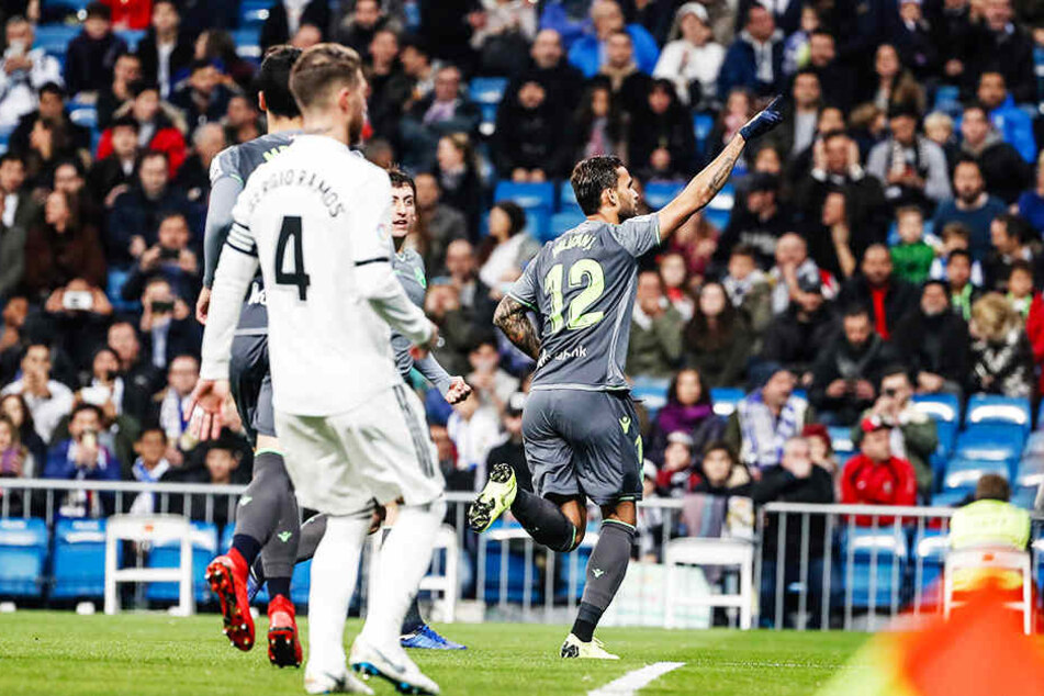 Real Madrids Kapitän Sergio Ramos (vorne-links) kann nur hinterherschauen, wie San Sebastians Mittelstürmer Willian José (r.) seinen frühen Treffer zum 1:0 für den Underdog bejubelt.