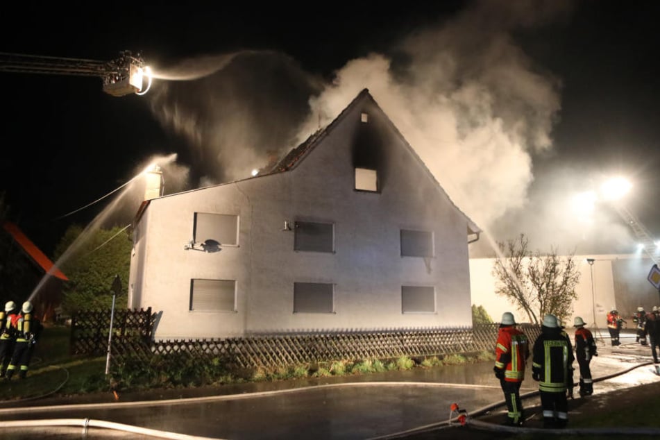 Als die Feuerwehr eintraf, brannte der Dachstuhl bereits lichterloh.