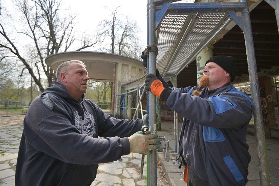 Weil Baufirmen ausgelastet waren, lag die Pavillon-Sanierung auf der Schlossteichinsel auf Eis. Seit Dienstag gehen die Bauarbeiten weiter.
