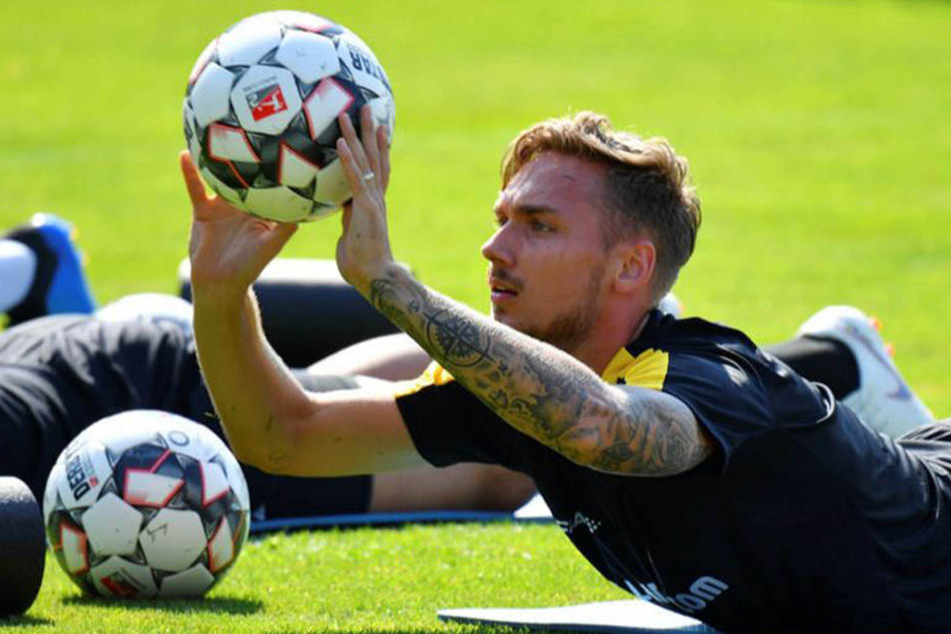 Die Hand am Ball: Dynamos Schwede Linus Wahlqvist.