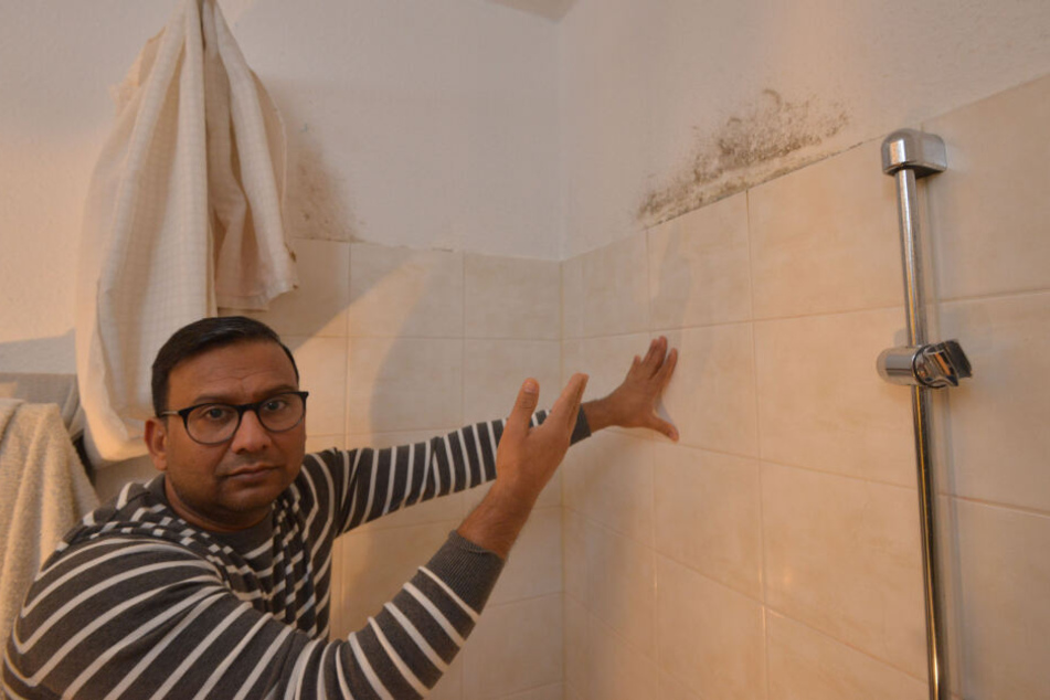 Mubbshir Ahmed (43) kann es nicht fassen: Nach dem Wassereinbruch bildete sich Schimmel im Bad.