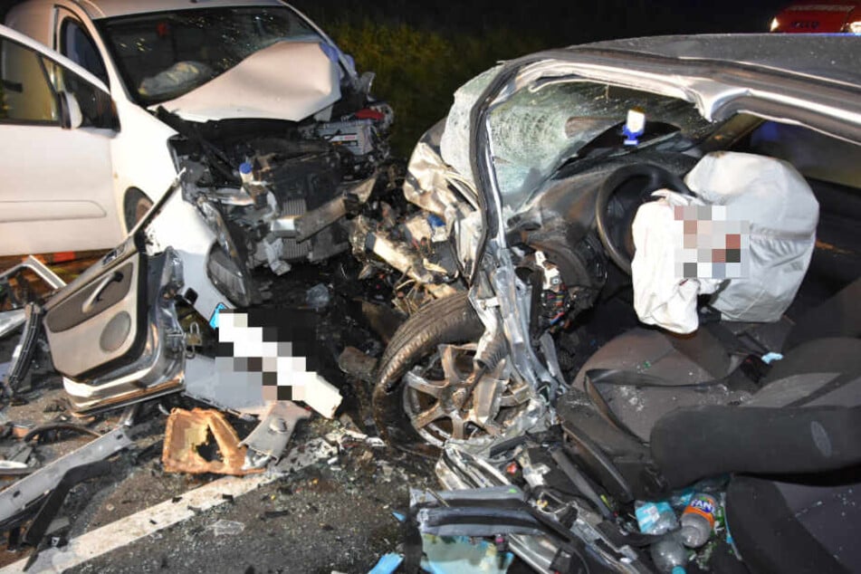 Der 22-jährige Golf-Fahrer wurde bei dem Unfall eingeklemmt und musste von der Feuerwehr geborgen werden.