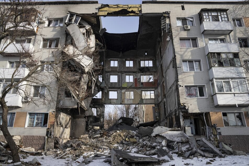 Ein von russischen Streitkräften zerstörtes Wohnhaus in Bachmut.