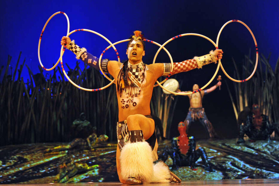 Ein Reifentänzer zeigt in der Show "Totem" des Cirque du Soleil sein Können.