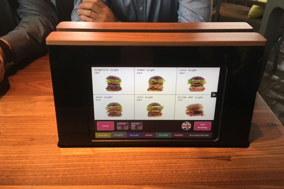Mit diesen versenkbaren Touchpads wird das Essen am Tisch bestellt und bezahlt. Der Kellner kommt dann nur noch, um das Essen zu bringen. 