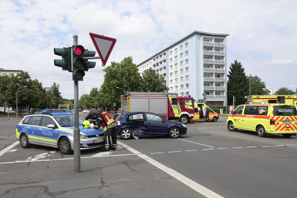 Schwerer Crash im Chemnitzer Zentrum: Auf der Kreuzung Brückenstraße/Theaterstraße/Mühlenstraße krachten zwei Autos ineinander.