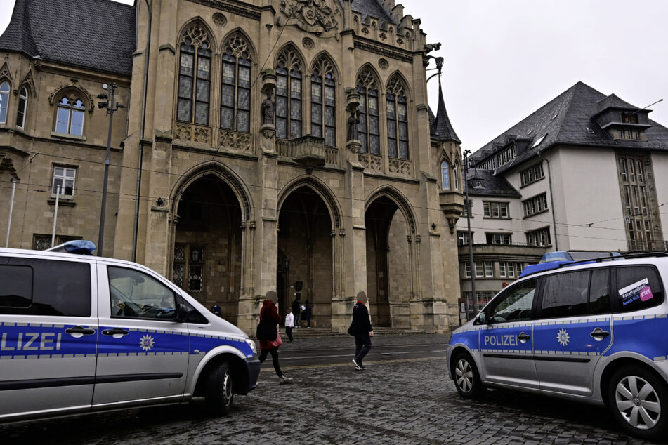 Polizeieinsätze wegen Drohschreiben: Rathaus in Erfurt, Schulen und ein Busunternehmen betroffen