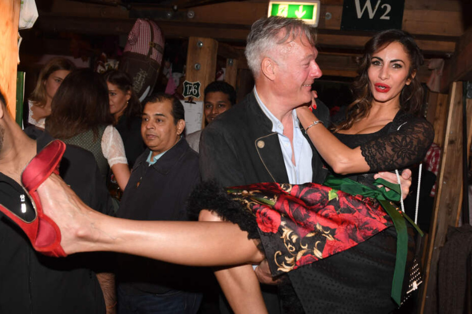 Ronald Schill trägt Youssefian auf dem Oktoberfest auf Händen. (Archivbild)
