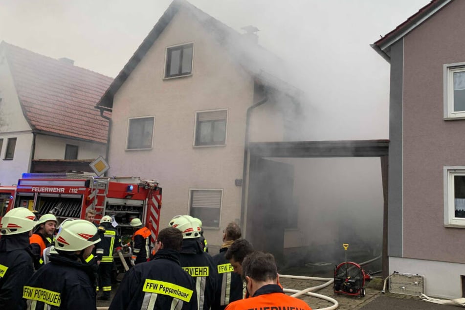 Rund zwei Stunden benötigten die rund 130 Einsatzkräfte, um den Scheunen-Brand unter Kontrolle zu bekommen.