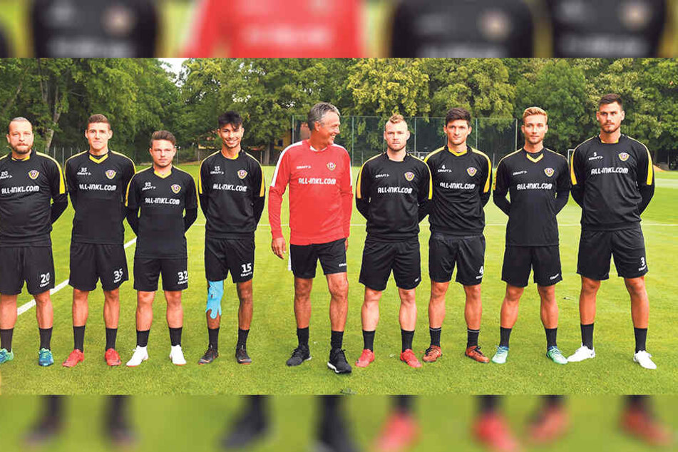 Uwe Neuhaus (M.) präsentiert seine Neulinge. Für Patrick Ebert (v.l.), Marius Hauptmann, Vasil Kusej, Osman Atilgan, Brian Hamalainen, Janis Nikolaou, Tim Boss und Dario Dumic war es das erste Training im Dress des neuen Dynamo-Ausrüsters.