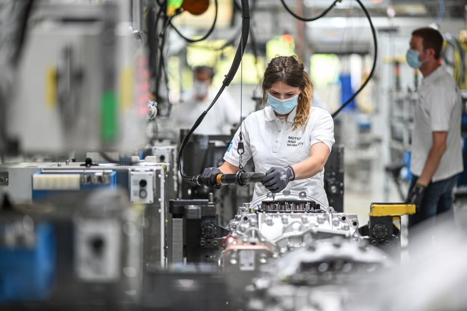 Stammsitz von ZF ist Friedrichshafen (im Bild eine Monteurin im dortigen Werk).