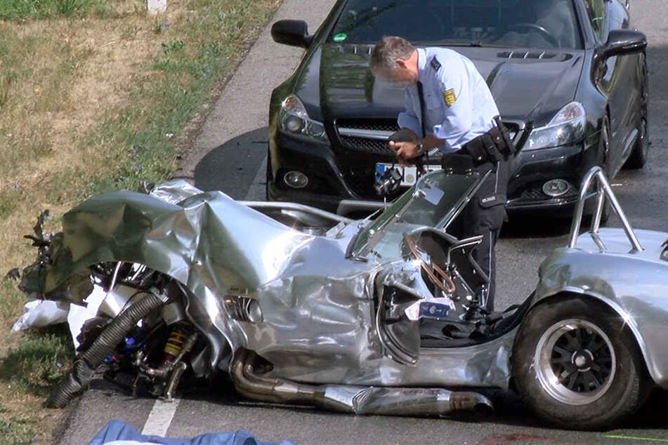 Das Wrack des Oldtimers lässt erahnen, wie heftig der Zusammenstoß gewesen sein muss.