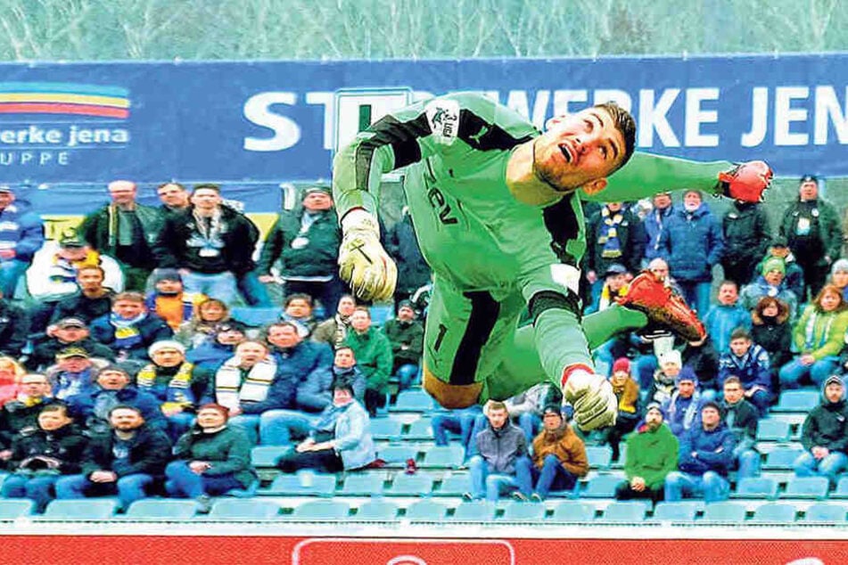 Johannes Brinkies liegt beim Spiel in Jena quer in der Luft. Der FSV-Keeper hat mit seinen Leistungen Begehrlichkeiten bei der Konkurrenz geweckt.