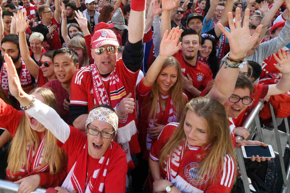 Glückliche Münchener Fans. Damit da so bleibt, bittet die Bundespolizei darum, die besonderen Regeln am Tag der Anreise zu befolgen. (Archivbild)