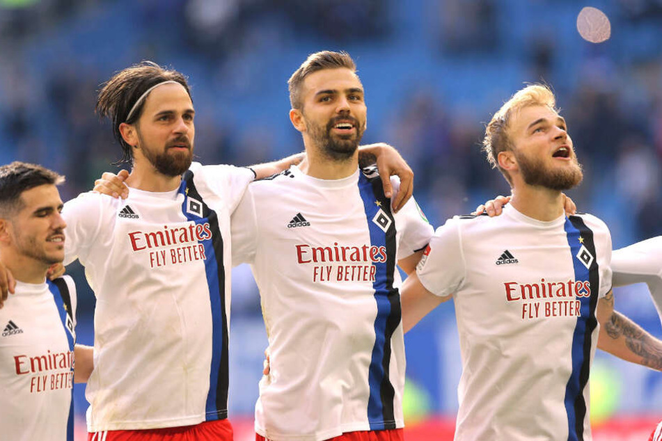 Timo Letschert (rechts) freute sich nach der Partie mit seinen Mitspielern über den Sieg.