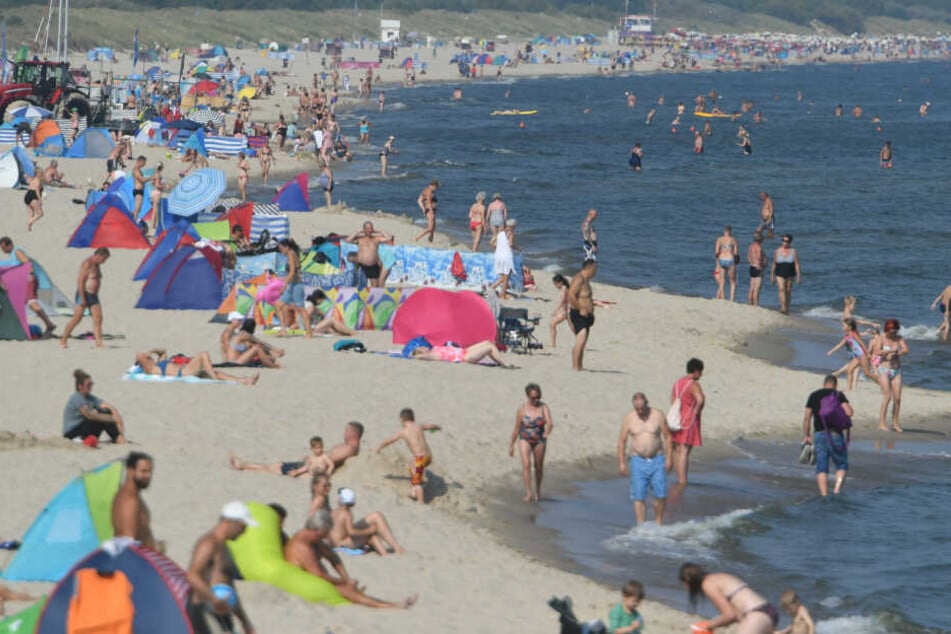 Bei sommerlichen Temperaturen herrscht am Ostseestrand Hochbetrieb.