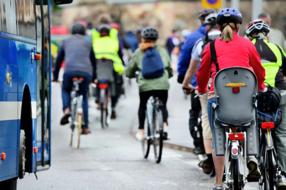 Auf gut markierten Radspuren sind Radfahrer in der Regel sicherer unterwegs. Fehlt die Markierung, gilt trotzdem Vorsicht.