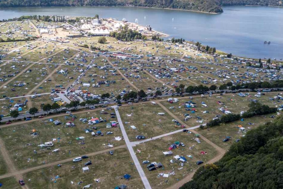 Couch, Zelte und Tische: Festivalbesucher hinterlassen Felder als große Müllhalde