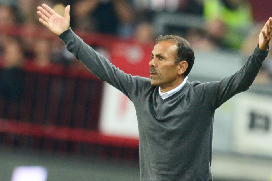 FC St. Pauli-Trainer Jos Luhukay regt sich beim Spiel gegen Fürth auf.