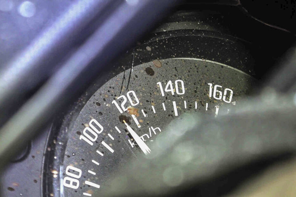 Der Tacho blieb nach dem Unglück bei etwa 115 km/h stehen.