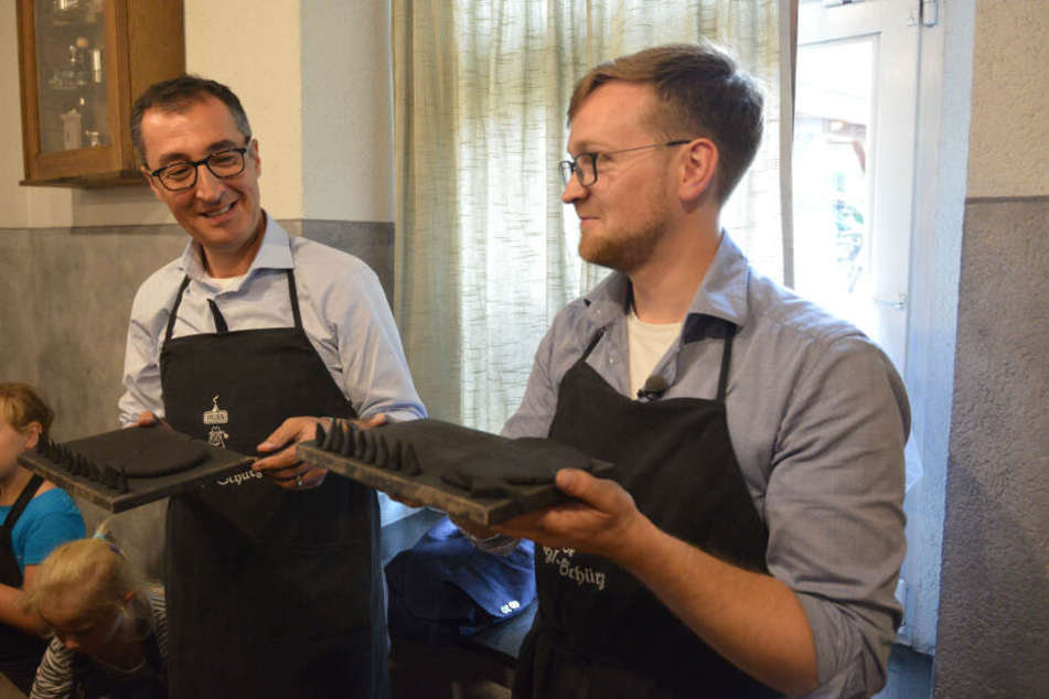 Özdemir und Parteikollege Nino Haustein (29) versuchten sich beim Räucherkerzen-Drehen in der Schauwerkstatt der Firma Huss.