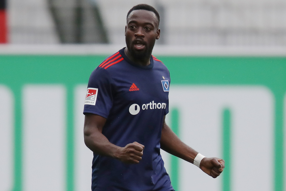 HSV-Torschütze Khaled Narey jubelt nach dem Schlusspfiff über den Auswärtssieg in Fürth.