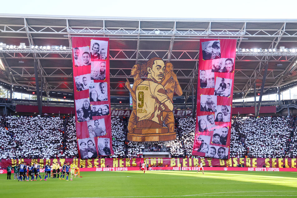 Die Anhänger von RB Leipzig haben ihren Rekordspieler Yussuf Poulsen vor dem Anpfiff gebührend verabschiedet.