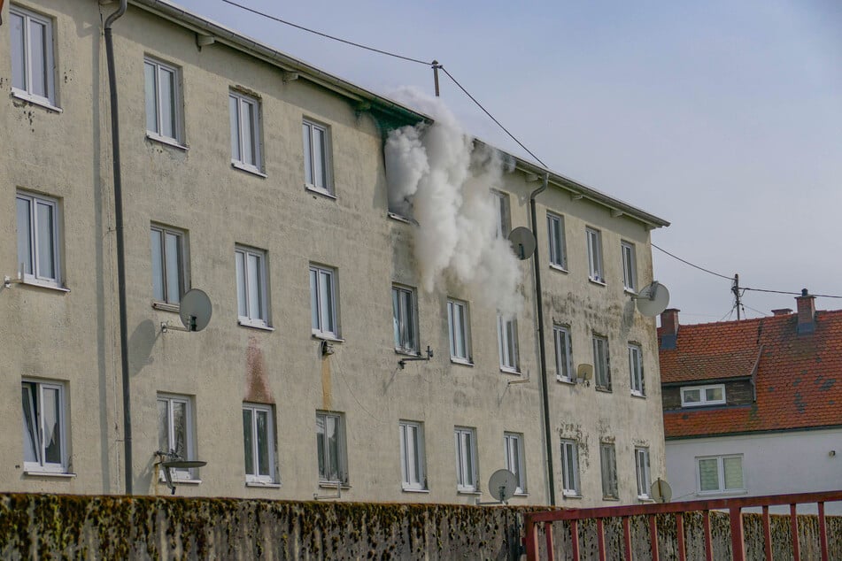 Dichter Rauch quillt aus einem Fenster im dritten Stock der Unterkunft in Memmingen.