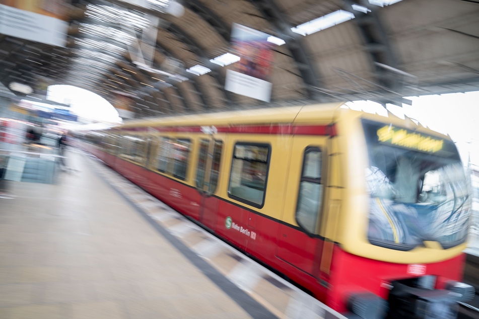 Die Berliner S-Bahn hat eine Sperrung der Gleise zwischen Alexanderplatz und Ostbahnhof angekündigt. (Symbolbild)