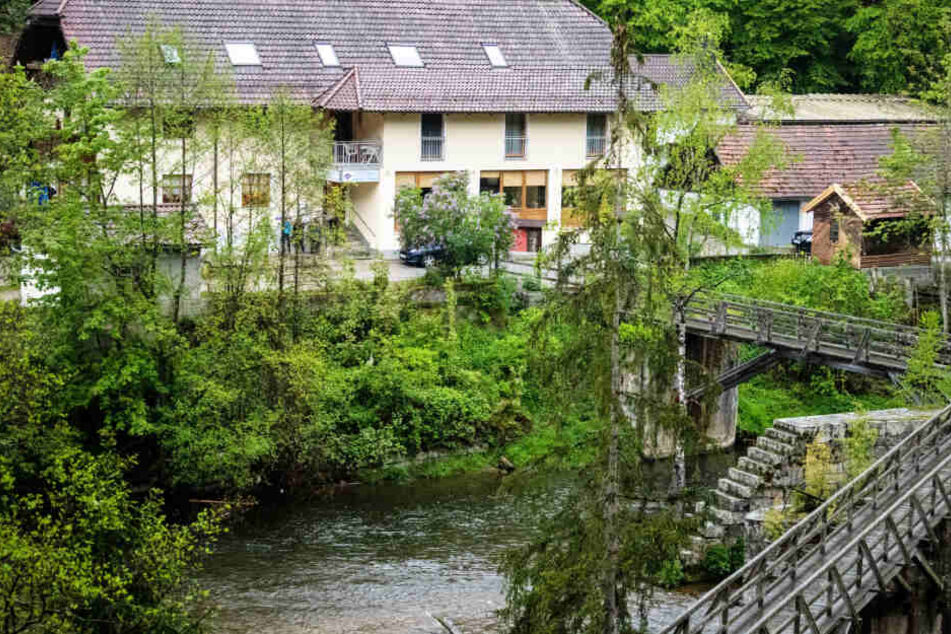 Mitarbeiter der Pension hatten am Samstag die Toten in einem Zimmer entdeckt.